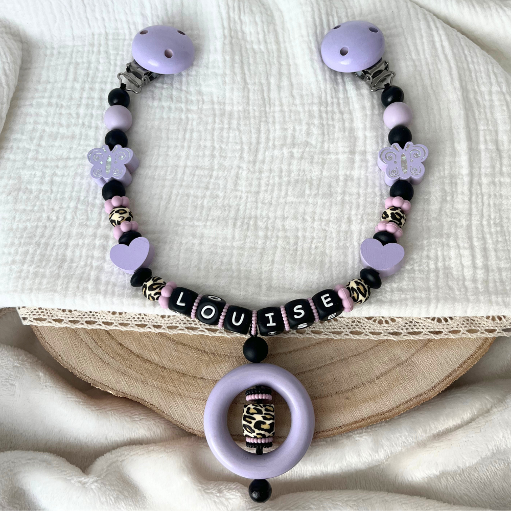 Personalisierte Baby Geschenkset 3er Set Flieder mit Namen – Schnullerkette, Greifling & Kinderwagenkette im Leo Design