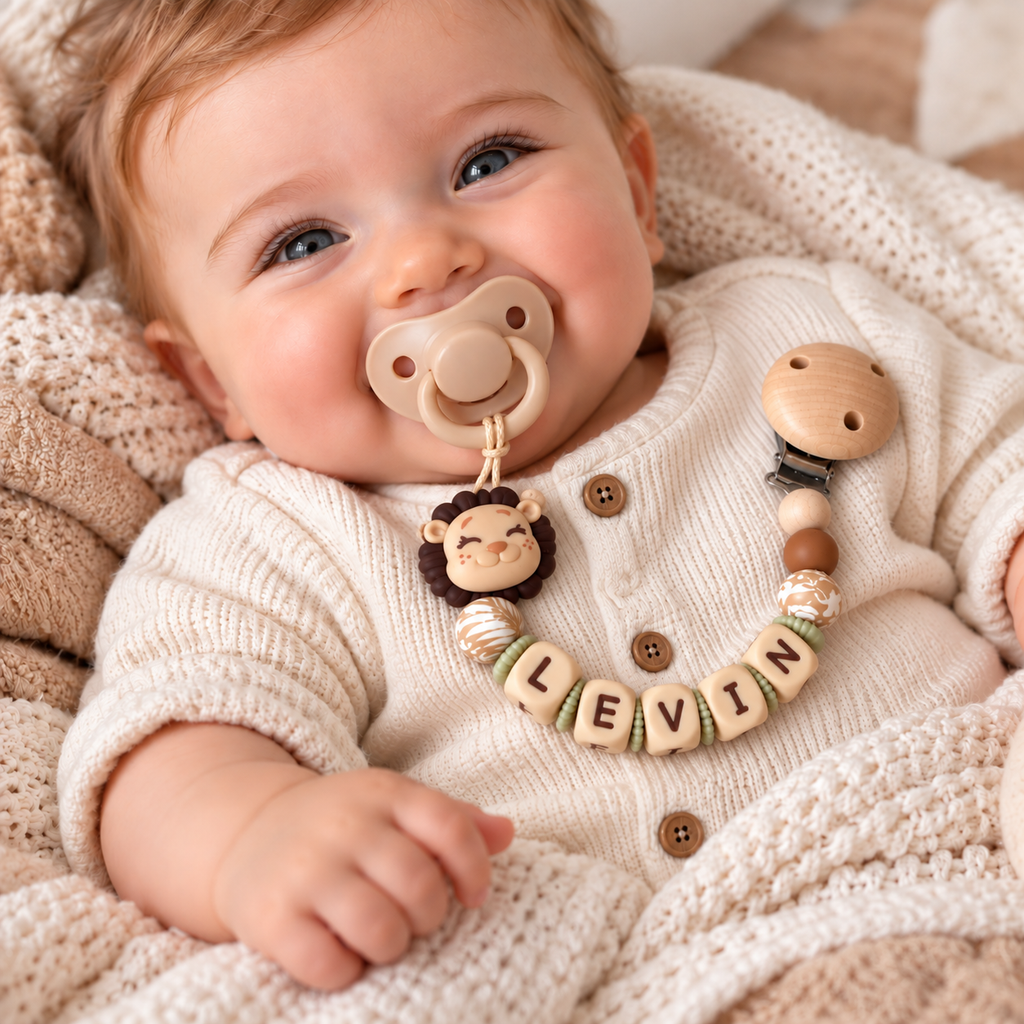 Personalisierte Schnullerkette mit Namen - Löwenmotiv in Naturfarben - Baby Geschenk