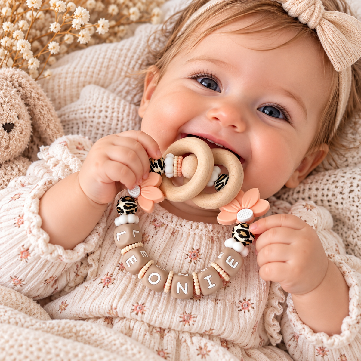 3er Set Baby Geschenk Leo Design – Schnullerkette, Greifling & Kinderwagenkette mit Namen