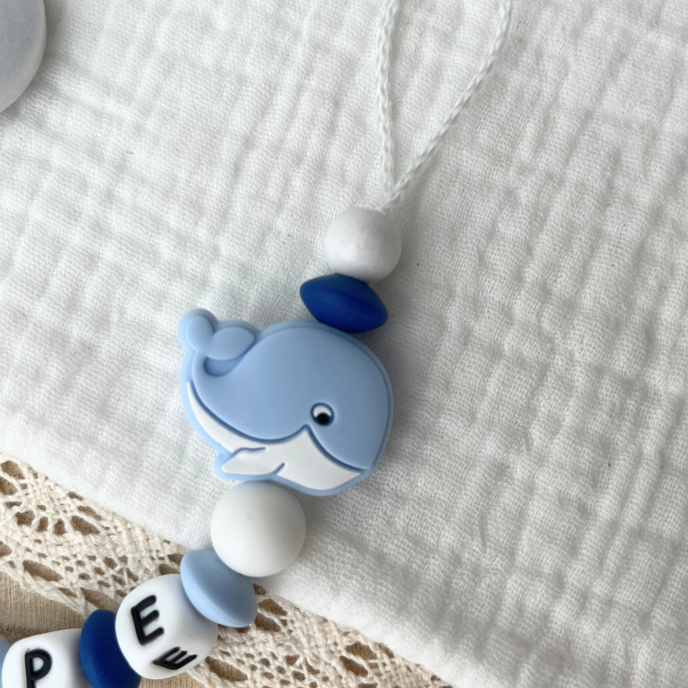 Personalisierte Schnullerkette mit Namen & Wal-Motiv in Blau-Weiß – Babygeschenk zur Geburt