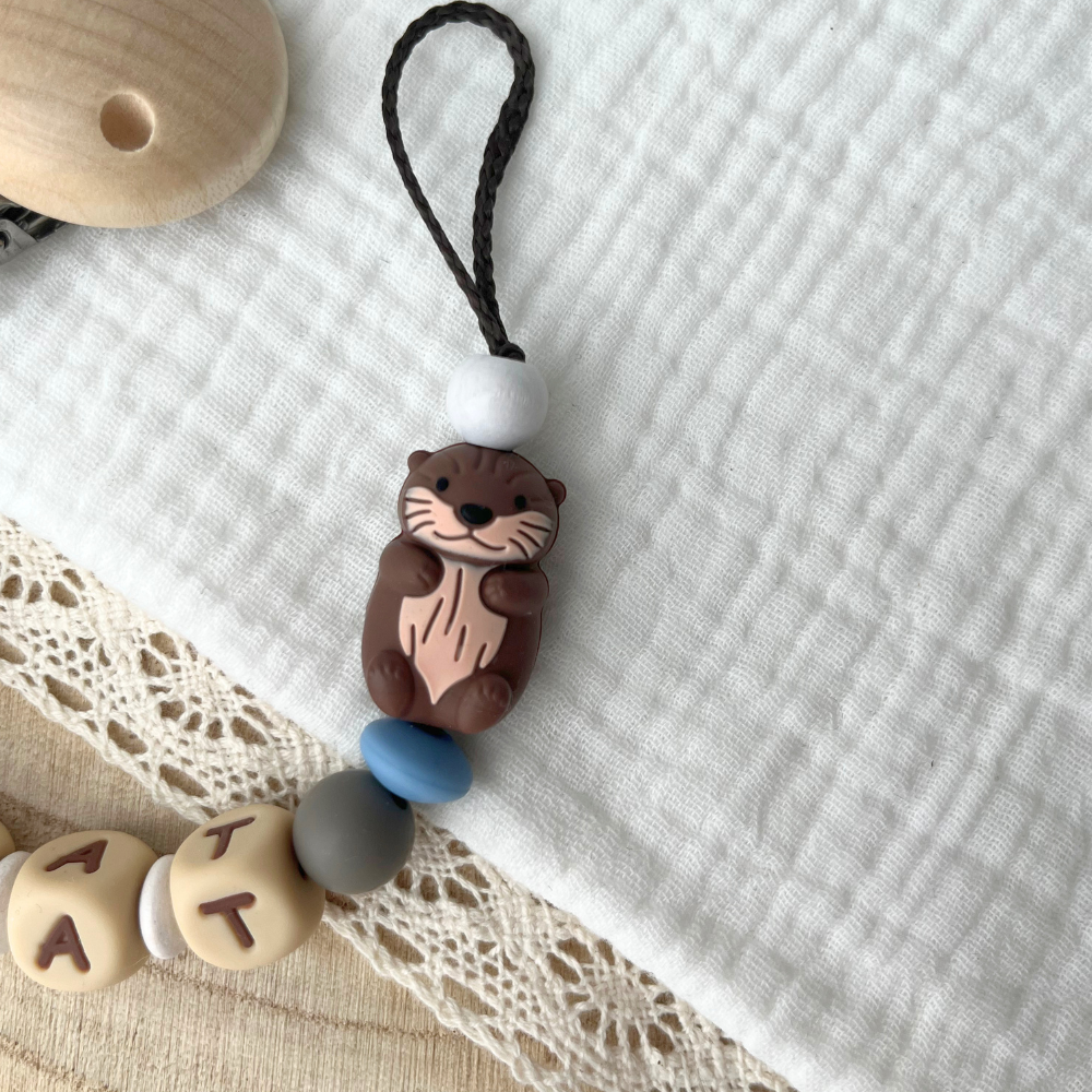 Personalisierte Schnullerkette mit Namen & Otter-Motiv – Blau, Grau und Natur | Babygeschenk zur Geburt
