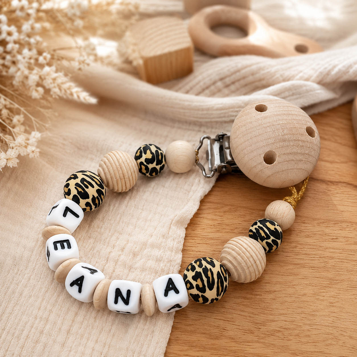 Personalisierte Schnullerkette mit Namen – Holz & Silikon – Baby Mädchen - Natur - Leo Design
