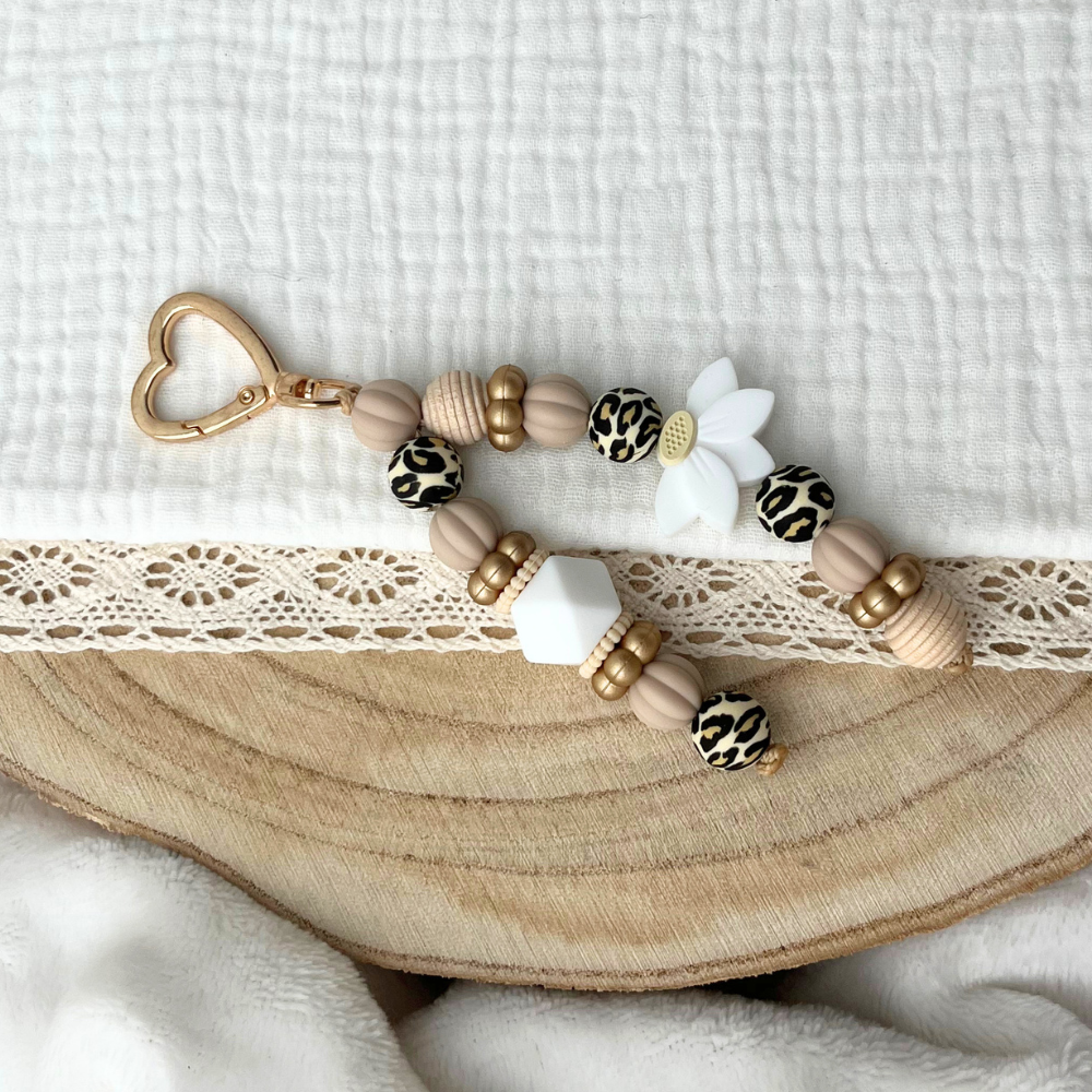 Schlüsselanhänger Leo-Design mit Blume – Handgemachter Taschenanhänger in Naturtönen