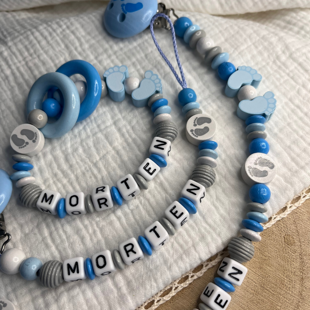 3er Set – Personalisierte Schnullerkette, Greifling & Kinderwagenkette - Babyfüßchen - Blau