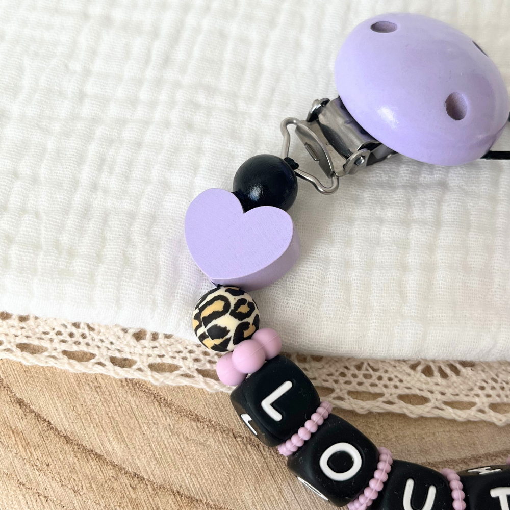 Personalisierte Baby Geschenkset 3er Set Flieder mit Namen – Schnullerkette, Greifling & Kinderwagenkette im Leo Design
