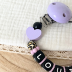 Personalisierte Baby Geschenkset 3er Set Flieder mit Namen – Schnullerkette, Greifling & Kinderwagenkette im Leo Design