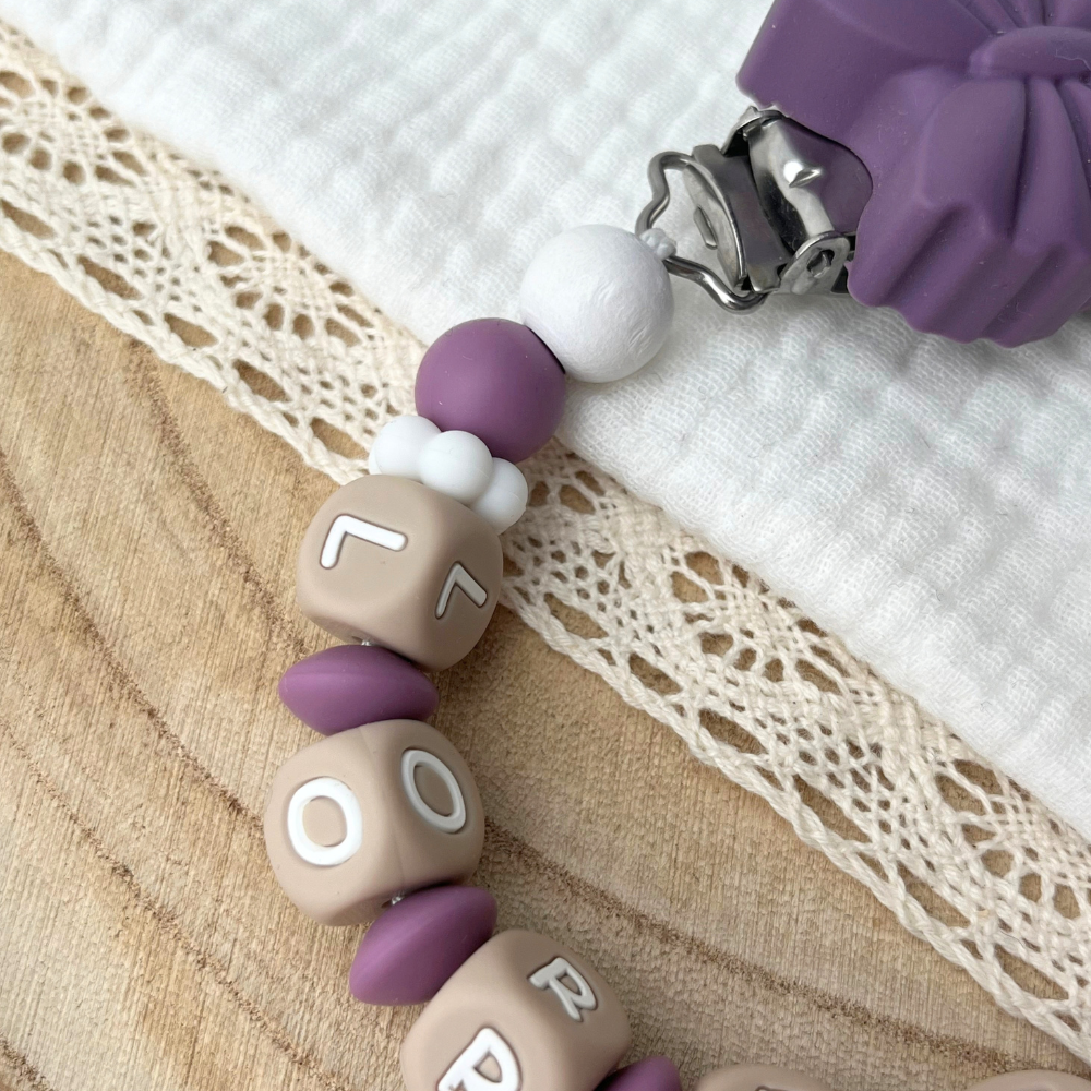 Schnullerkette mit Namen - personalisiert - Schmetterling - Baby Geschenk - pflaume weiß