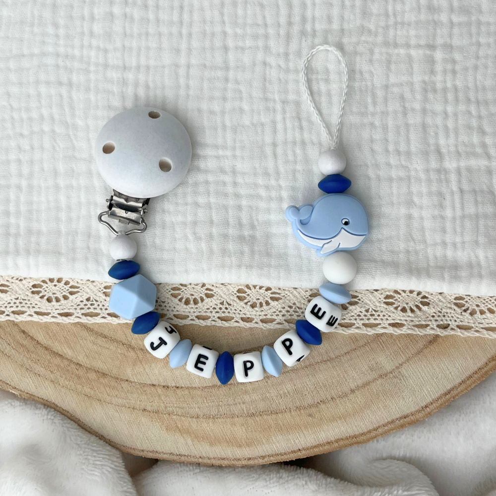 Personalisierte Schnullerkette mit Namen & Wal-Motiv in Blau-Weiß – Babygeschenk zur Geburt
