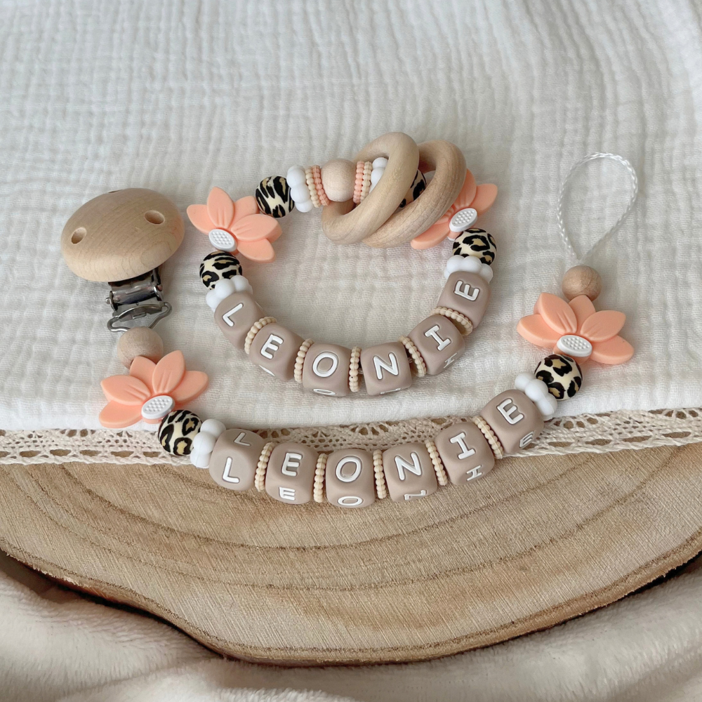 3er Set Baby Geschenk Leo Design – Schnullerkette, Greifling & Kinderwagenkette mit Namen