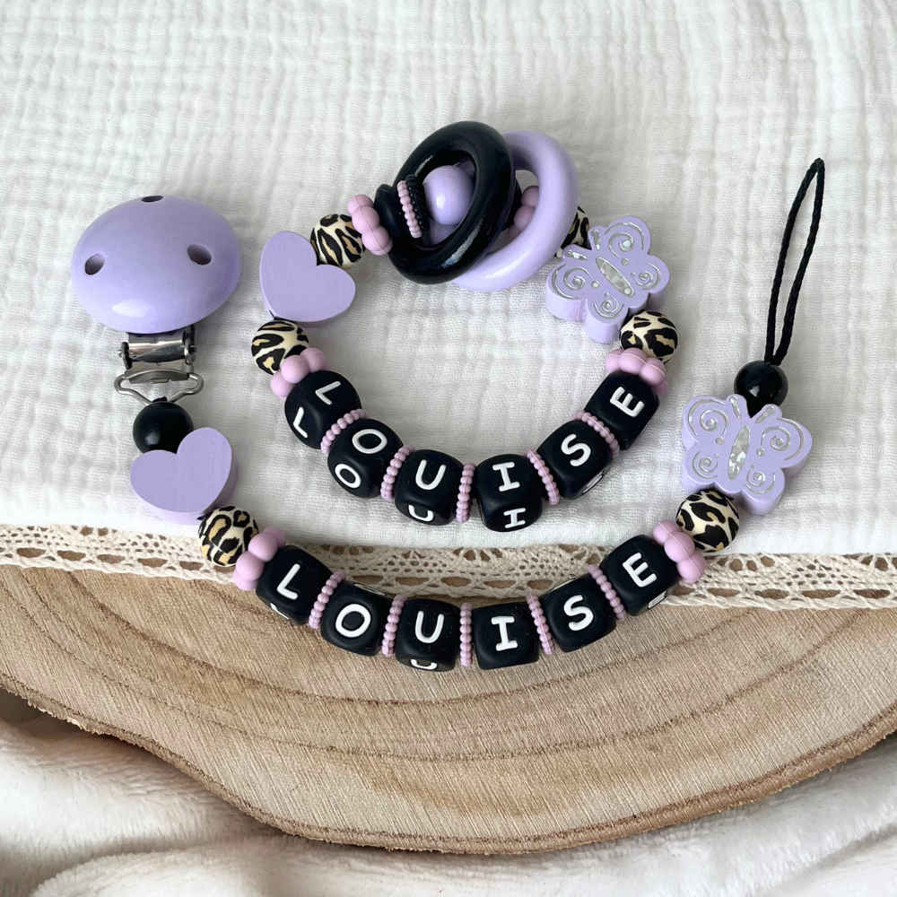 Personalisierte Baby Geschenkset 3er Set Flieder mit Namen – Schnullerkette, Greifling & Kinderwagenkette im Leo Design