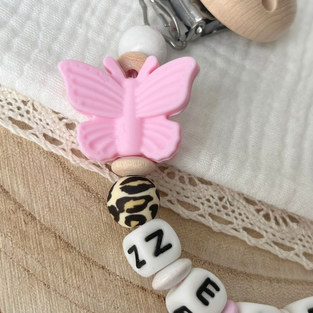 Schnullerkette mit Namen in Leo Design - Baby Mädchen - Babygeschenk