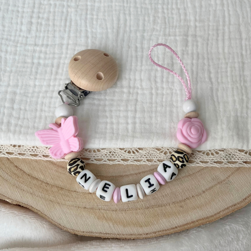 Schnullerkette mit Namen in Leo Design - Baby Mädchen - Babygeschenk