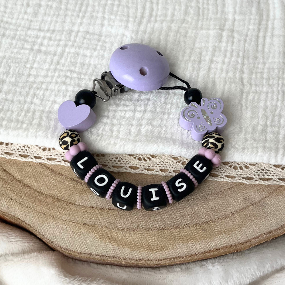 Personalisierte Baby Geschenkset 3er Set Flieder mit Namen – Schnullerkette, Greifling & Kinderwagenkette im Leo Design