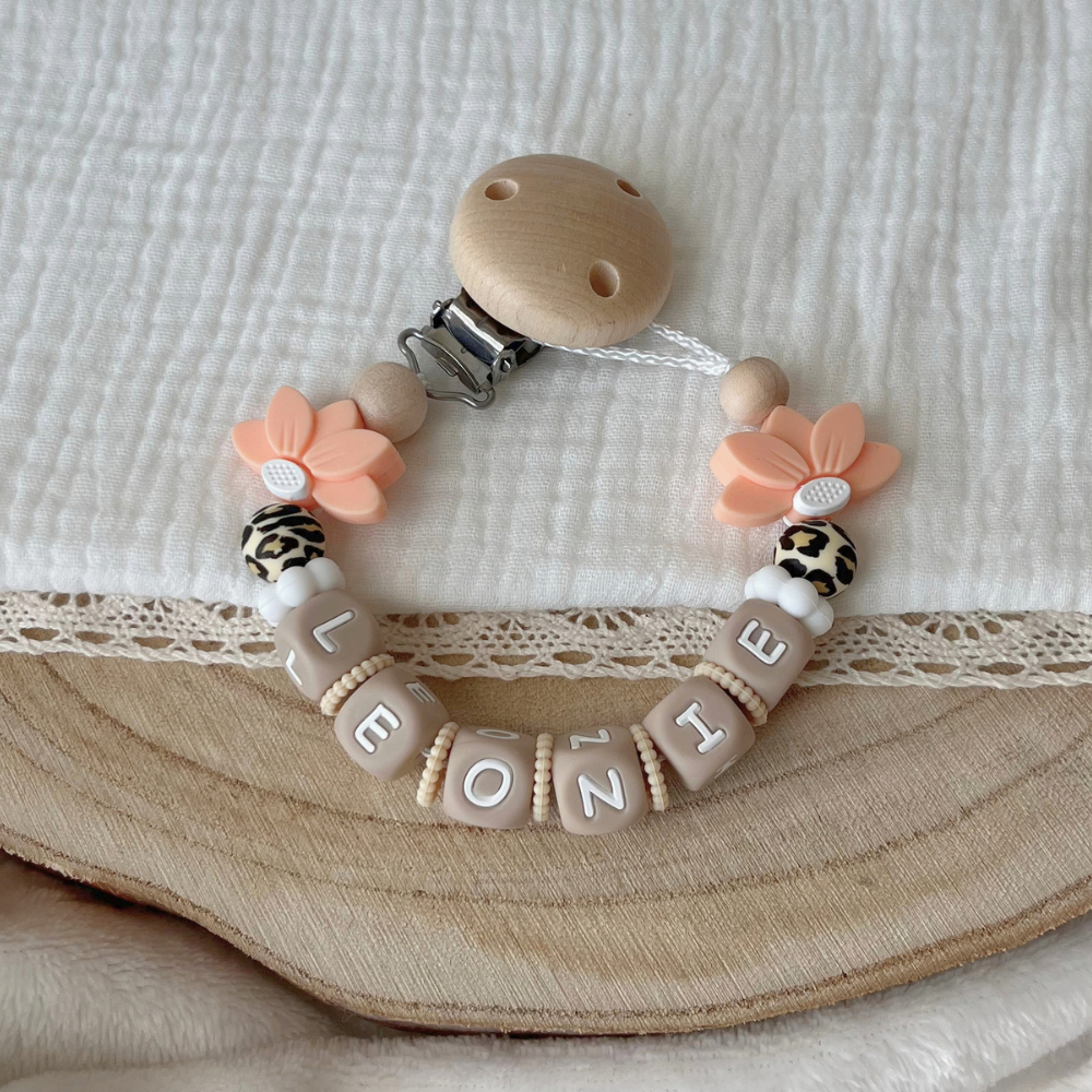 3er Set Baby Geschenk Leo Design – Schnullerkette, Greifling & Kinderwagenkette mit Namen