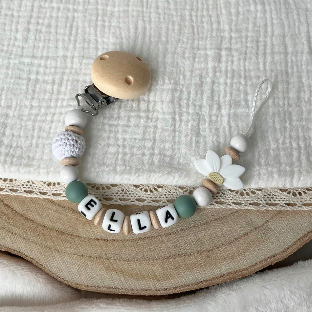 Schnullerkette mit Namen - personalisiert - Blume Häkelperle - Baby Geschenk - grün weiß natur
