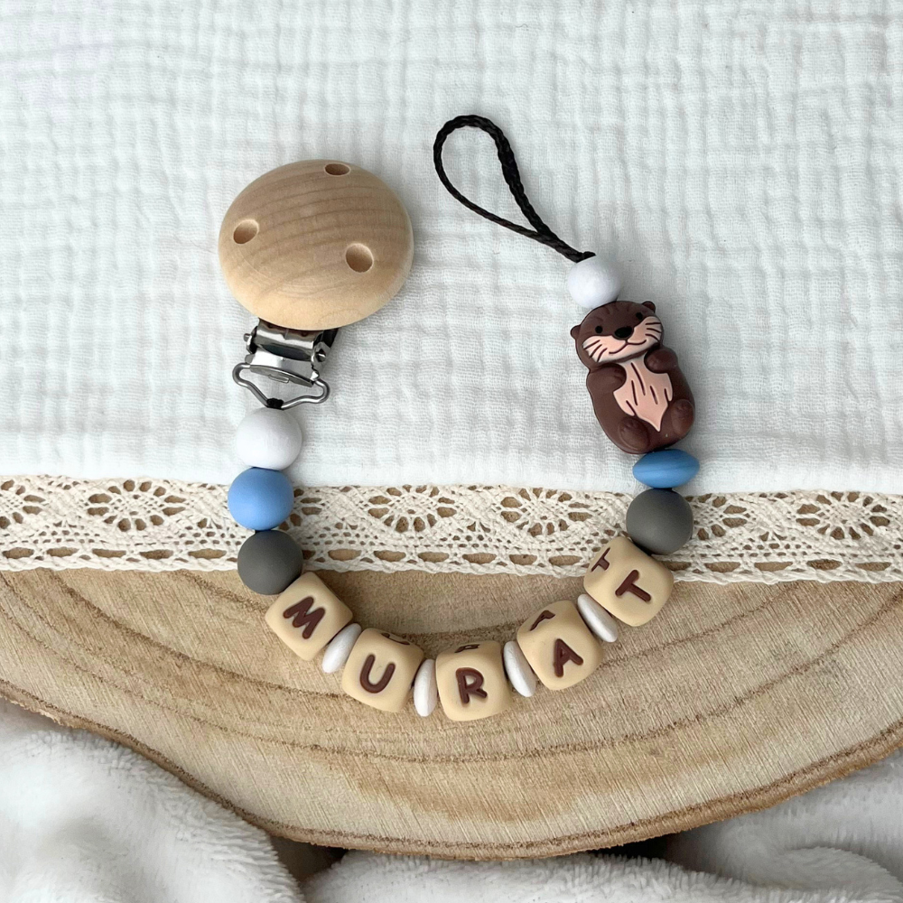 Personalisierte Schnullerkette mit Namen & Otter-Motiv – Blau, Grau und Natur | Babygeschenk zur Geburt