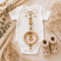 Babyschalenanhänger mit süßer Giraffe – Grün & Naturholz - Babygeschenk