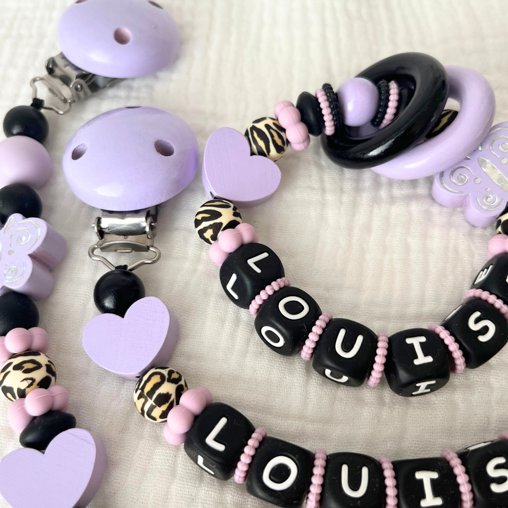 Personalisierte Baby Geschenkset 3er Set Flieder mit Namen – Schnullerkette, Greifling & Kinderwagenkette im Leo Design