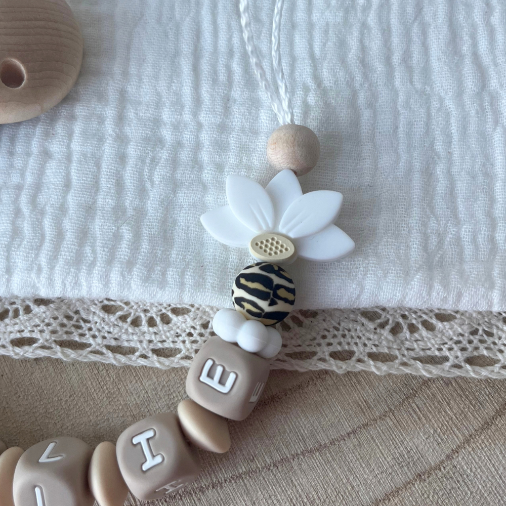 Schnullerkette mit Namen - personalisiert - Blume - Baby Geschenk - natur beige weiß