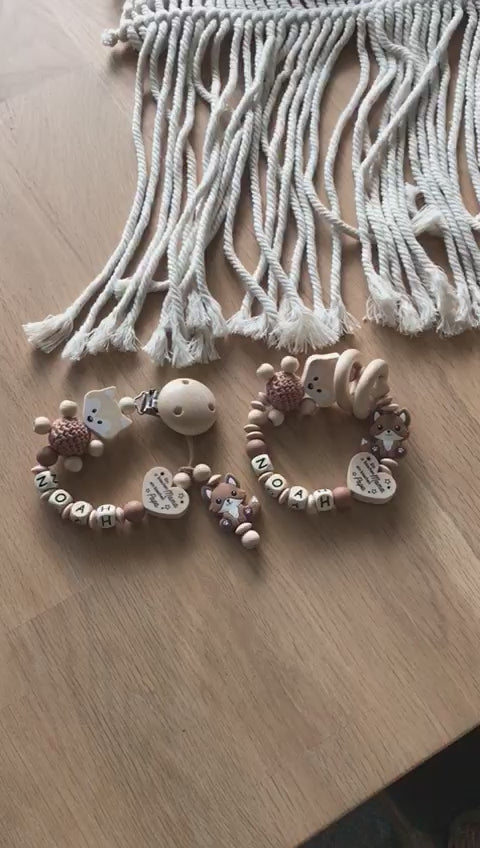 Zauberhaftes Geschenke Set für Jungen und Mädchen mit Namen bestehend aus Schnullerkette & Greifling
