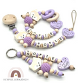 3-teiliges Set Greifling Schnullerkette und Taschenbaumler mit Namen Ein bisschen Mama und Papa Mädchen Natur